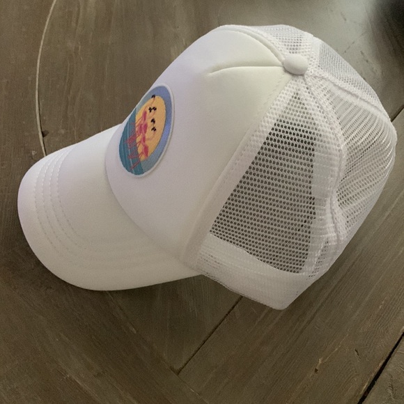 White flamingo patch trucker hat - Picture 3 of 4